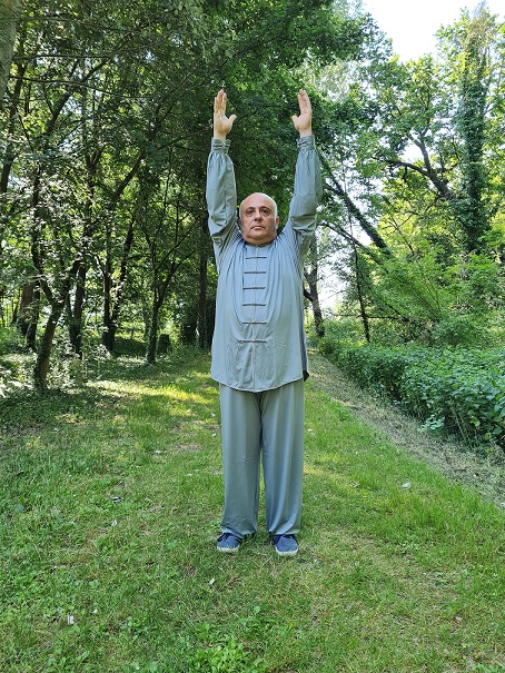 06 - Toccarsi i piedi con le mani 01