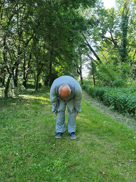 06 - Toccarsi i piedi con le mani 02