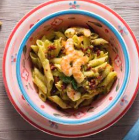 Pasta al pesto di pistacchi, gamberi e pomodori secchi