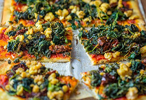 Schiacciata ai friarielli, pomodori secchi e tempeh